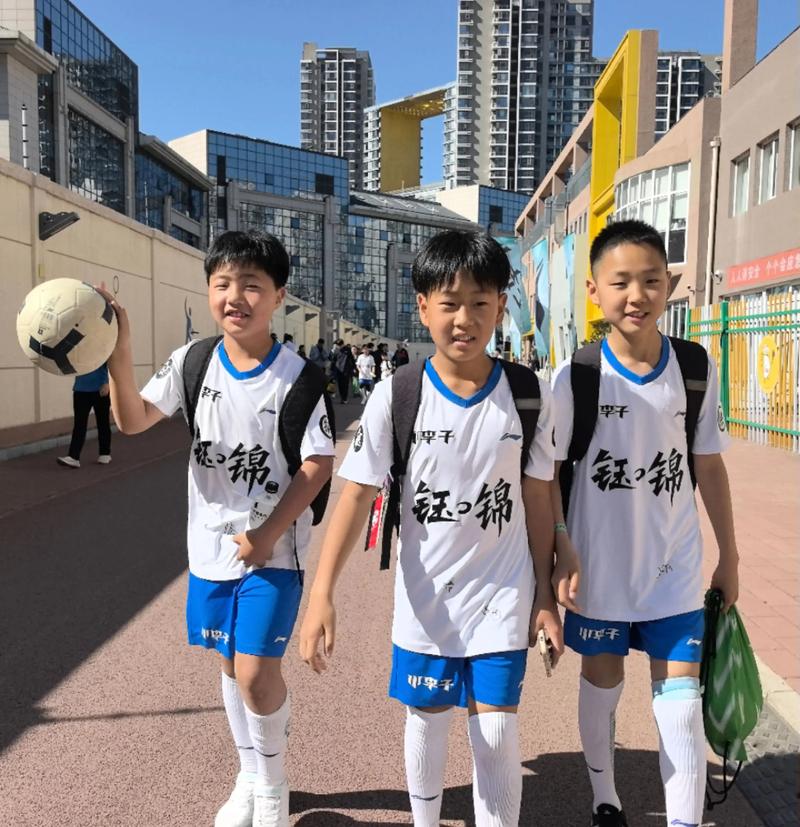 国安球员走进北京小学翡翠城分校，开展足球公益课活动