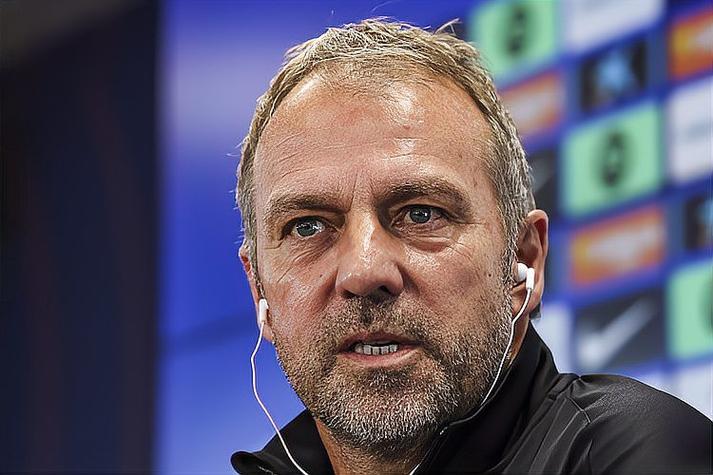 世体：弗里克应对伤病继续调整阵容，目前演练了两套阵容应对比赛