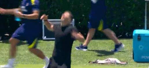 儿子我给你跪了😅小小西蒙尼空门踢中横梁，西蒙尼崩溃摊手跪地