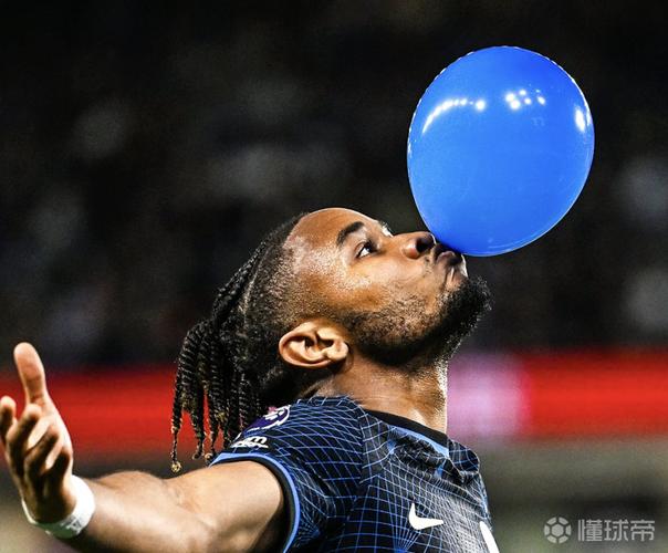 被问是否还有气球，恩昆库从球袜里掏出来并回答：我一直都等着用