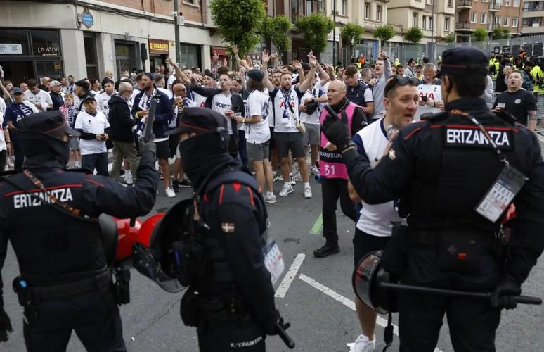 尼斯vs罗马欧联比赛期间法国警方拘捕102名球迷,并缴获很多武器