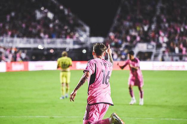 好兄弟让出点球！解禁复出的苏亚雷斯晒梅西合照：回归赛场