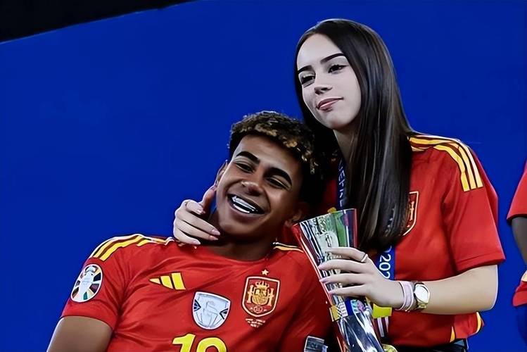 亚马尔女友出轨马斯坦托诺？娱记辟谣：无凭无据，只是去生日派对