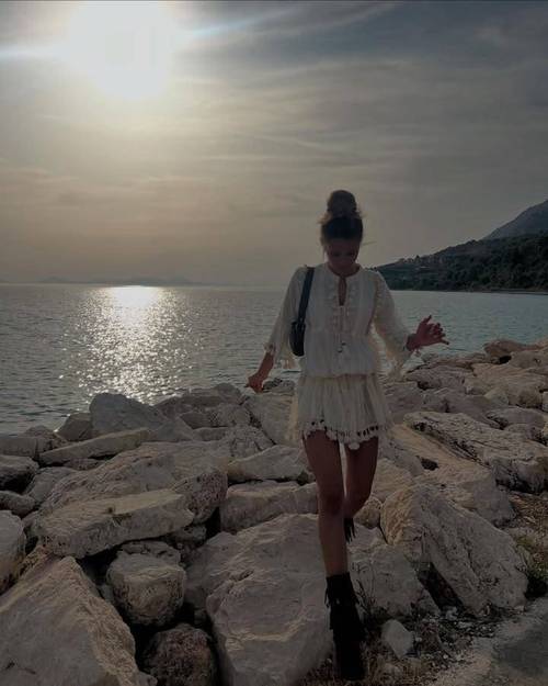 🥰20岁拜仁新援比绍夫官宣恋情,女友是拜仁名宿绍尔17岁的女儿