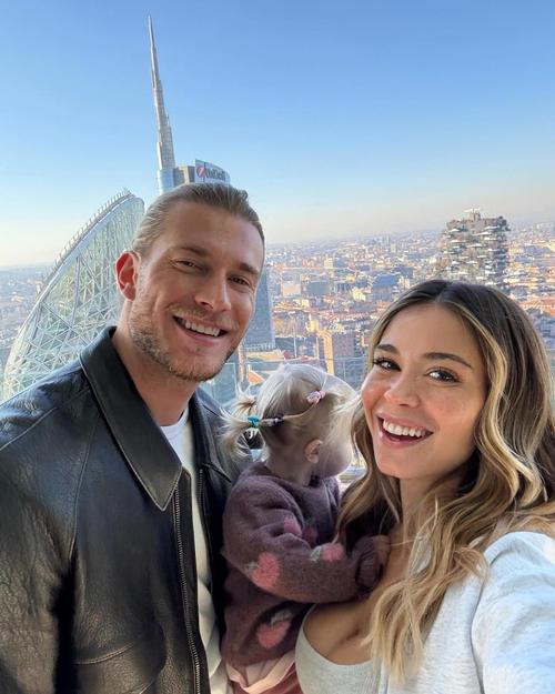 新欢胜旧爱🫣胡梅尔斯告别赛不通知前妻&7岁儿子,带小10岁女友