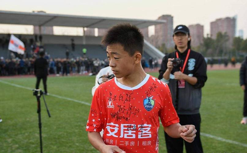 到队第一天！莱里达竞技官方欢迎邝兆镭，并晒出他的26号球衣