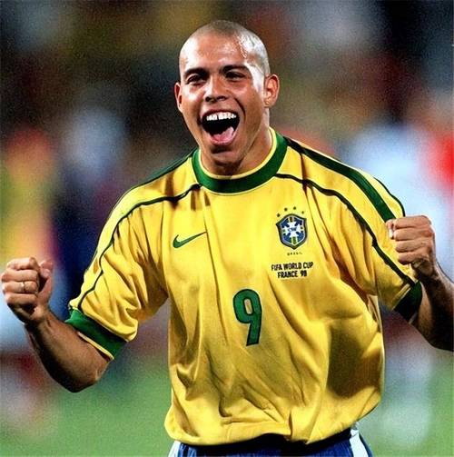 罗纳尔多今天49岁生日，巴西队送祝福：你让9号成为敬畏的象征