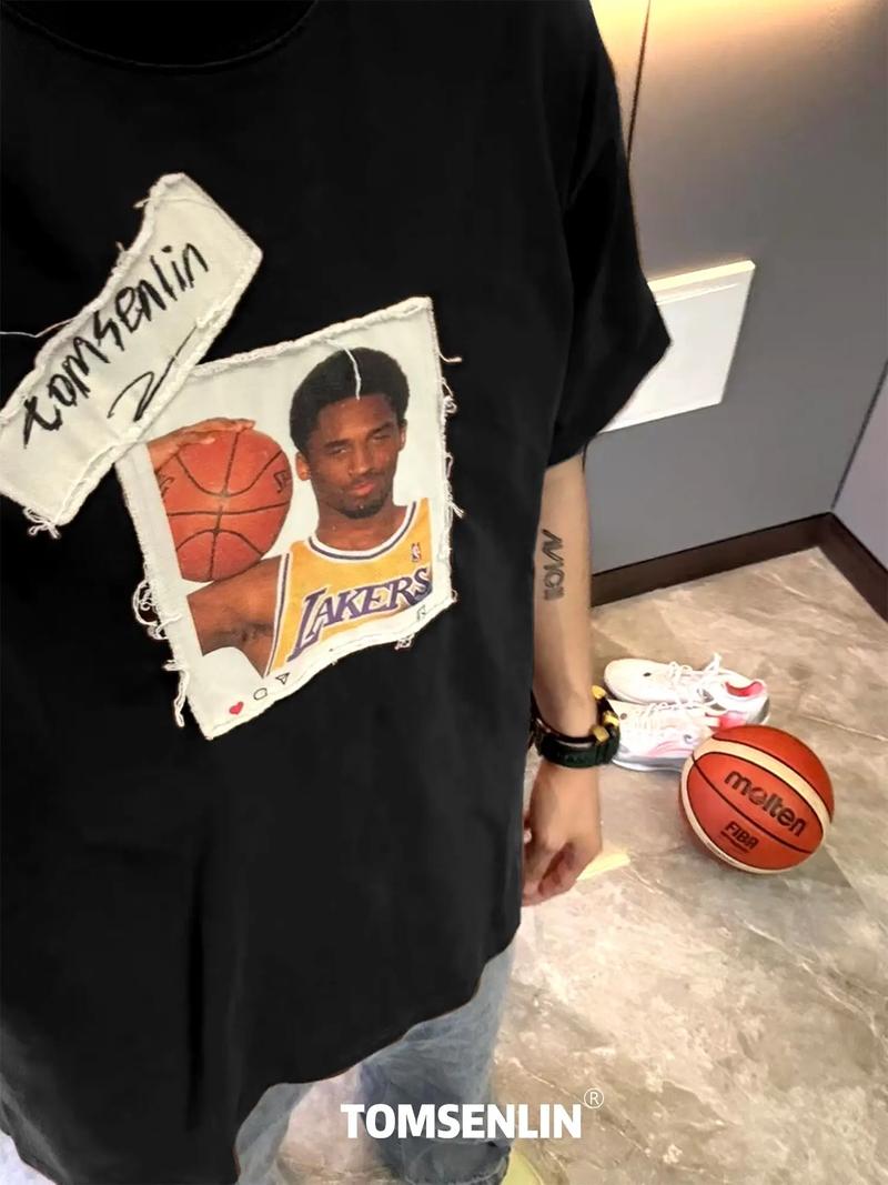 普林斯回母校贝勒大学参加活动 穿着一件印有科比照片的T恤