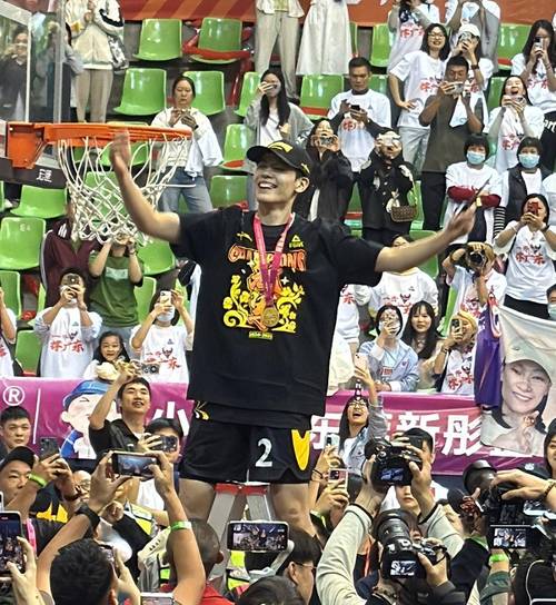 拿下总冠军后大家在更衣室狂欢庆祝！跟随视频感受激动与喜悦吧！