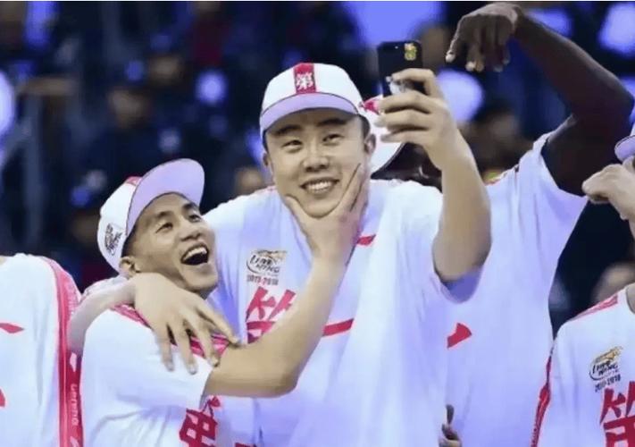 守门员韩德君直接拒绝了郭艾伦的射门 然后大韩送上贴脸摇手指