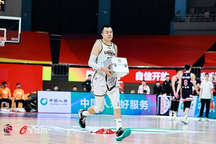 整活还得是你！郭艾伦足球场手脚并用 点球扔进韩德君把守的大门