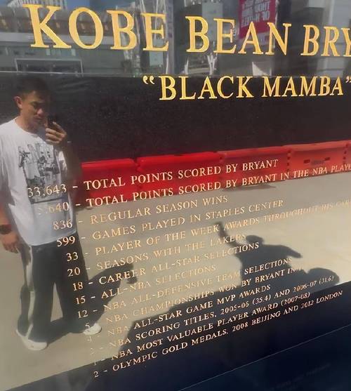 赵继伟社媒晒在斯台普斯中心外参观科比雕像视频：8  24❤️