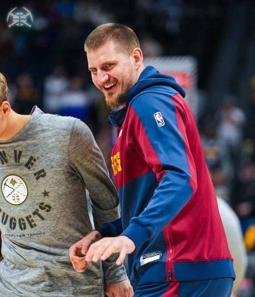 名记：即使经历了上赛季的各种动荡 没任何迹象显示约基奇想离开