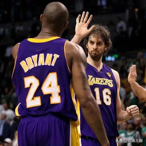 大加索尔：爱德华兹跟我说他很仰慕科比 他还需要去做得更多