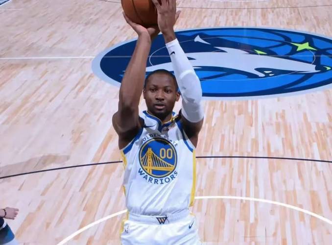 家有五老如何是好?勇士签下39岁霍福德 库明加闹剧已做最坏打算