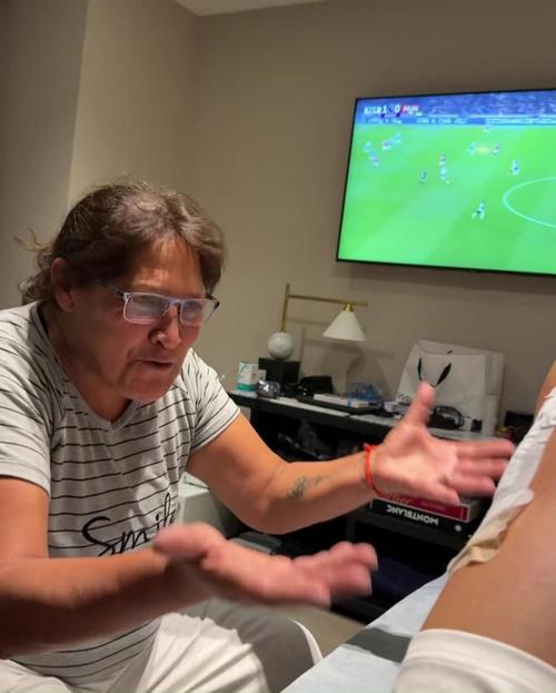 记者：马兹拉维缺席，小将萨姆-马瑟参加曼联一线队训练