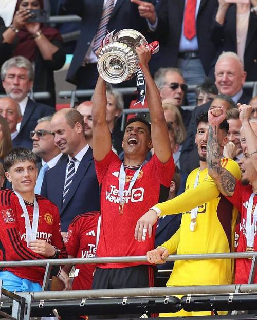 曼联官方回复瓦拉内纪念退役一周年社媒:一日红魔,终生红魔❤️