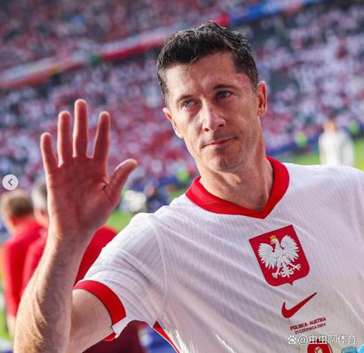 替补出场攻入关键球！莱万社媒晒照庆祝胜利：三分到手