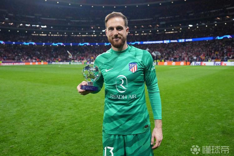 奥布拉克代表马竞出战500场里程碑,塞雷佐为其颁发纪念牌匾