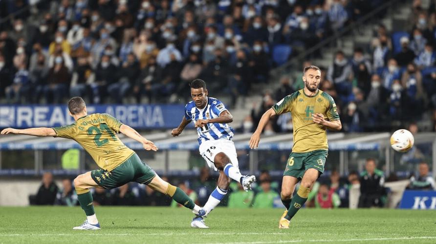 中场加练！伊萨克中场时被工作人员拦下要求进行折返跑，欣然接受