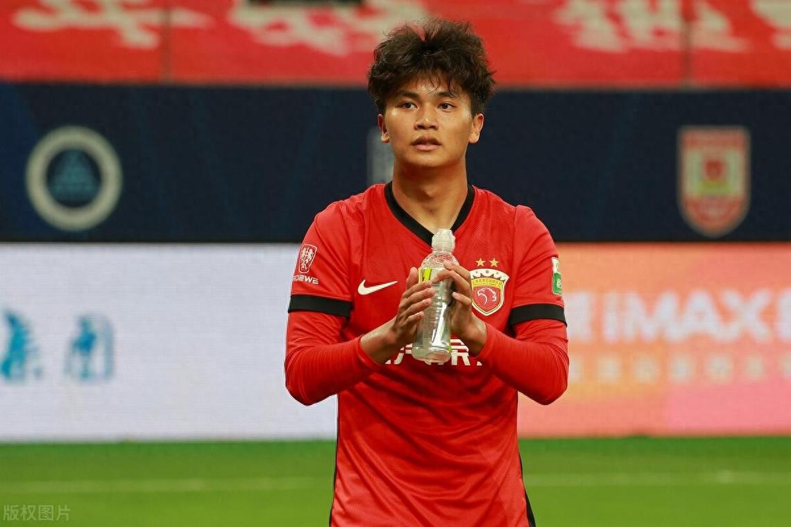 还有戏！蒯纪闻助攻莱昂纳多第85分钟破门，海港2-2扳平三镇