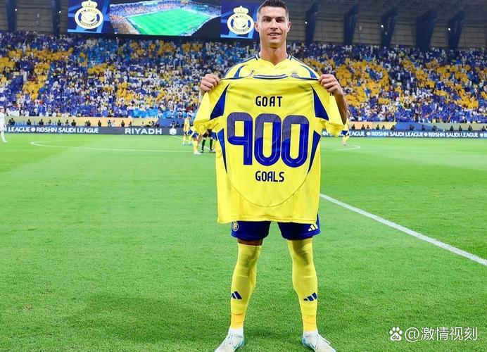 C罗怒目出镜!胜利发布客战吉达海报:一支球队,一颗心💛