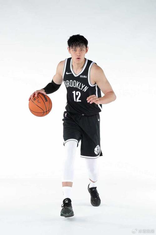 曾凡博篮网定妆照发布，身披12号球衣，回应再冲NBA：不是每个人都有第二次机会