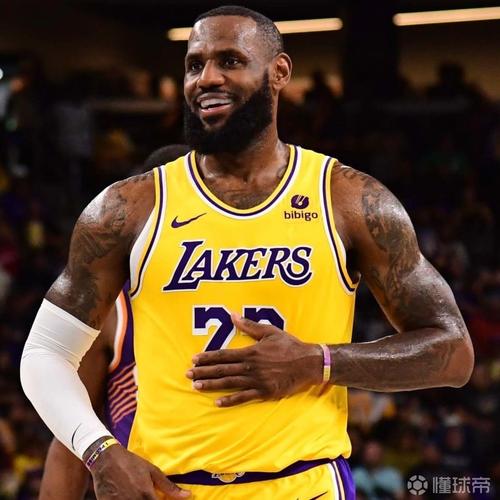 Shams:詹姆斯今夏没有参与湖人队的运营,他在享受假期