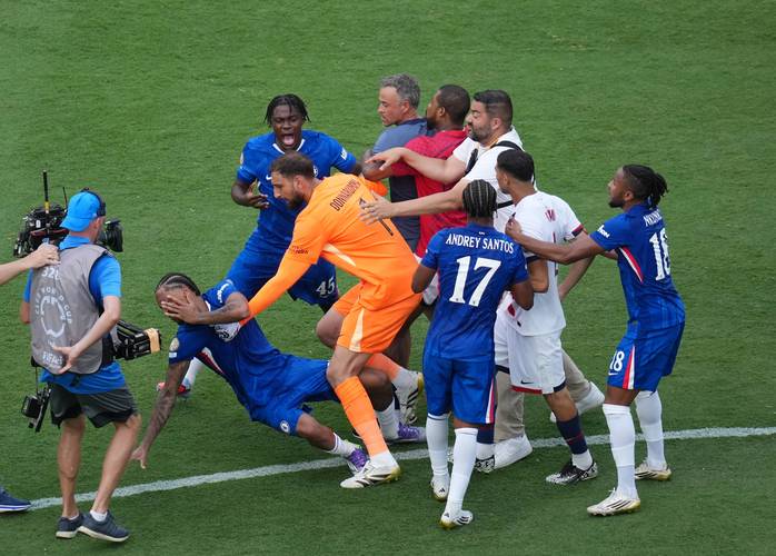 马雷斯卡：红牌后比赛局势彻底改变了，我们是在白白给对手送礼