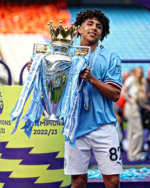 里科刘易斯21岁前在一线队达成百场里程碑,为曼城青训第3人