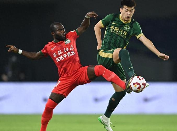 30到33!浙江压哨绝平,蓉城痛失好局,助攻海港登上中超榜首