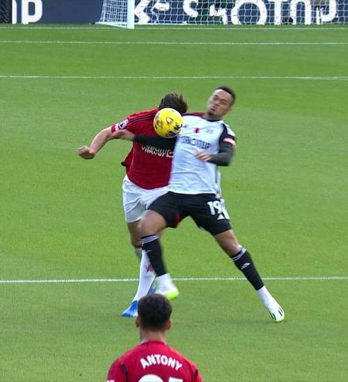 曼联噩梦开局!小蜜蜂7分钟闪击,教科书反击,马奎尔又挨批