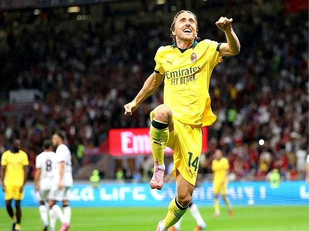 🎥仰天长啸！10人米兰守住胜果，魔笛哨响后跪地振臂+拥抱众人