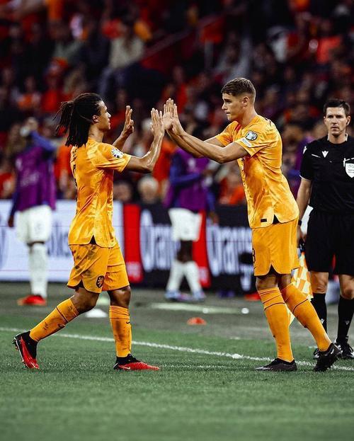 小雷：萨利巴做得非常好，他站在波普前面，让他没有机会去扑救