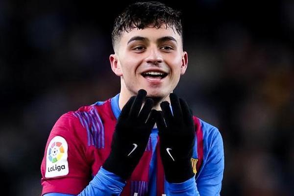 仅提前1分钟换下😅22岁佩德“驴”提前下场,享受全场膜拜+掌声