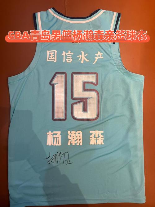 期待开拓者媒体日！杨瀚森早早到场馆为篮球与球衣签名