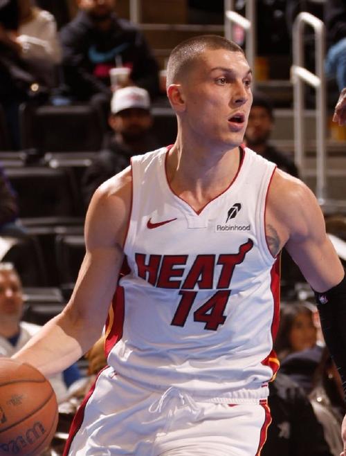 希罗：这么多年一直喜欢看鲍威尔打球 他能让我得到大量得分机会