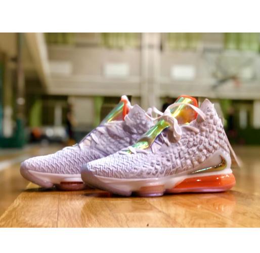 远程致敬老詹！纳恩开箱老詹40000分配色球鞋 发布多张特写图