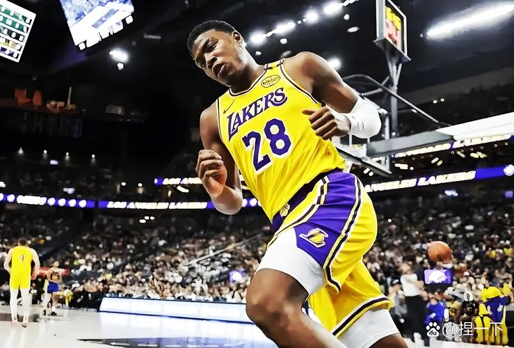 这氛围🤣拍摄定妆照时詹姆斯对着走过来的八村塁比了个中指