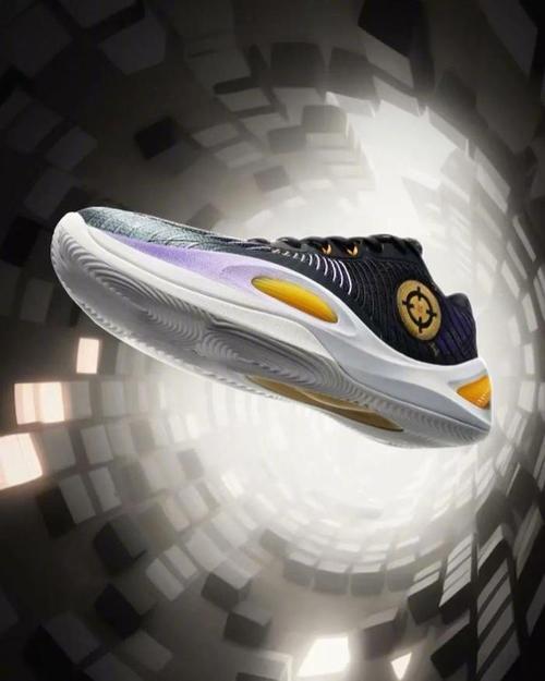 第三代签名鞋来了!里夫斯媒体日上脚个人第三代签名鞋AR 3!