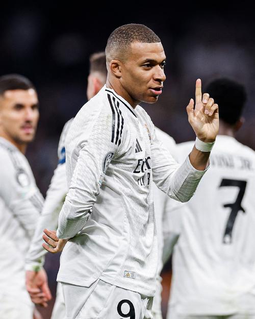 并列历史第一！姆巴佩上演三次欧冠客场帽子戏法，追平因扎吉！