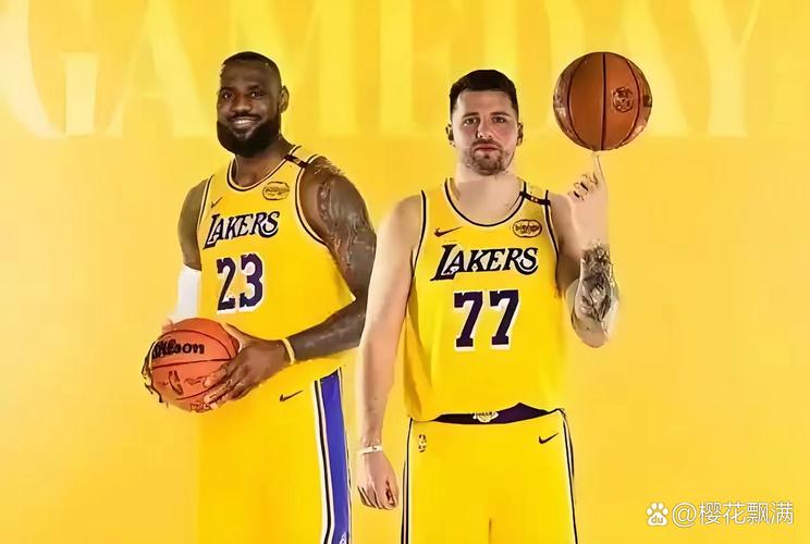 湖人全队猜儿时照片 詹姆斯表示猜不中 东契奇一把猜中里夫斯