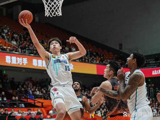 今天练三分球💦小吧现场直击杨瀚森训练 与前青岛外援里斯一组