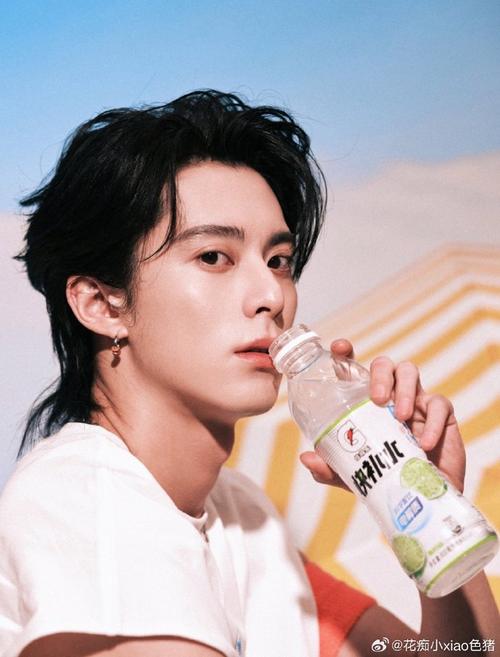 传授绝学！西热更新社媒晒视频：给 王鹤棣教学“喀什步”成功