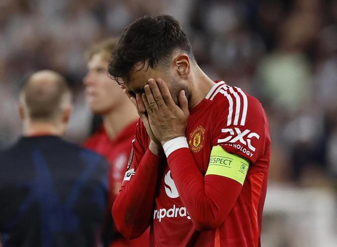 该歇歇了😫佩德里被换下球迷起立鼓掌+膜拜,78分钟跑动11.02km