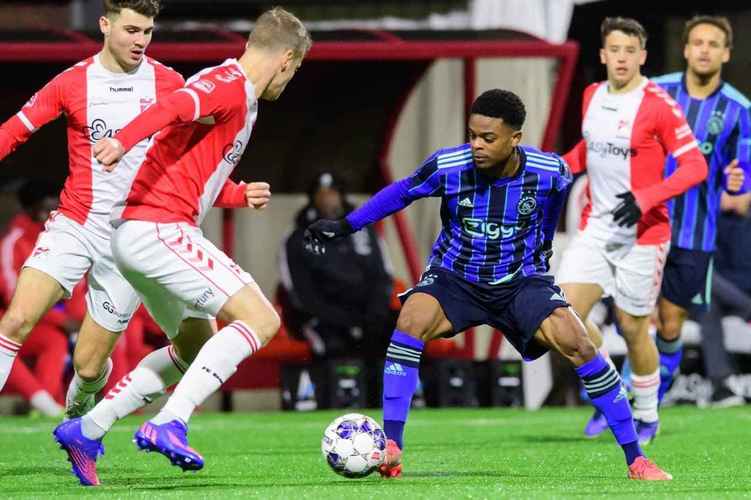 4球惨败!阿贾克斯荷甲7轮不败排第3,但欧冠0进球两连败排名倒2