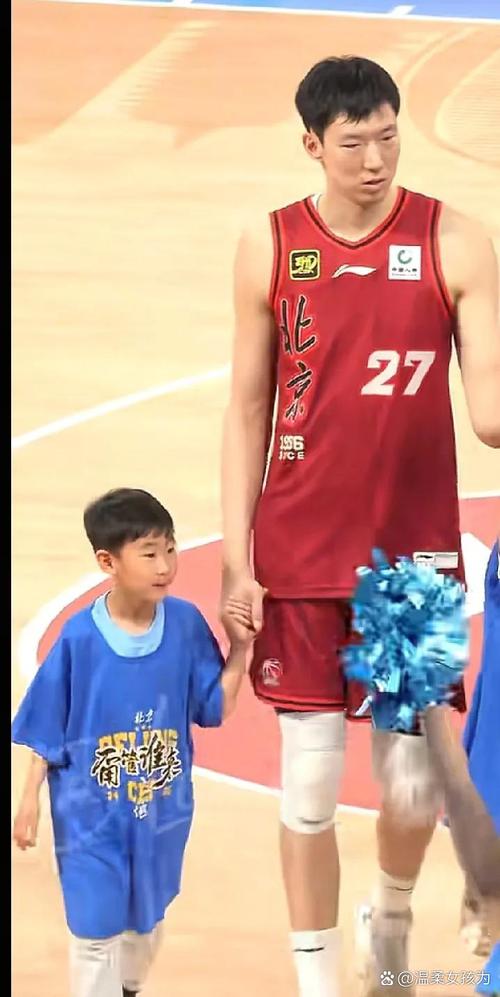 周琦社媒晒照:第一次现场看🏓男双3-0轻松加愉快!