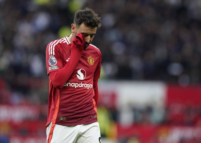 记者:B费对自己的场上角色没有任何抱怨,决心帮助曼联扭转局面