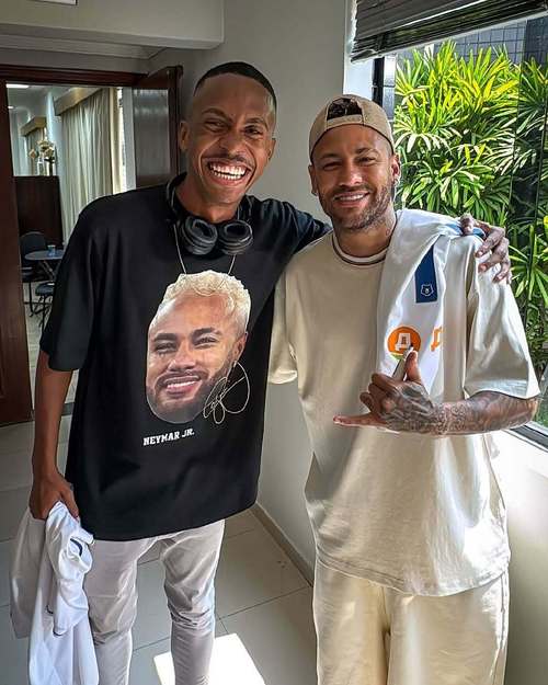 阿图尔社媒晒与内马尔合照：很高兴与你重逢，祝你早日重返赛场