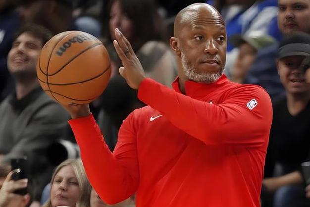 比卢普斯:夏普攻守做得都很棒 我们一直给他上对抗 他也能应付